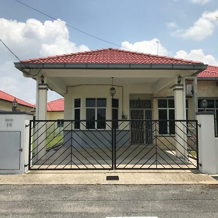 Patin Guest House @Desa Telok Ira, Temerloh Pahang Kampong Paya Kerinau Kültér fotó